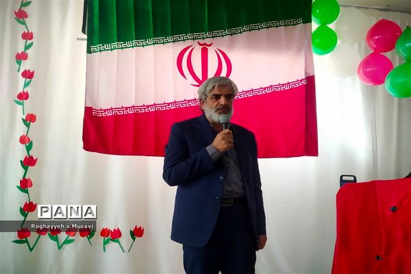 تقدیر از دانش آموزان و دبیران فعال نماز دبیرستان سید احمد فاتحی ۲ قم