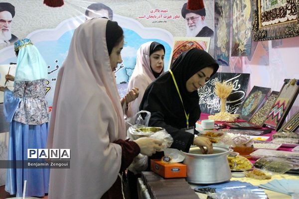 نمایشگاه اقوام دانشجو معلمان دختر سراسر کشور در بوشهر