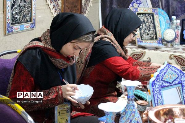 نمایشگاه اقوام دانشجو معلمان دختر سراسر کشور در بوشهر