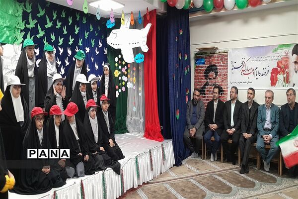 مدرسه شاهد حضرت زینب (س) آغاز دهه فجر را جشن گرفتند