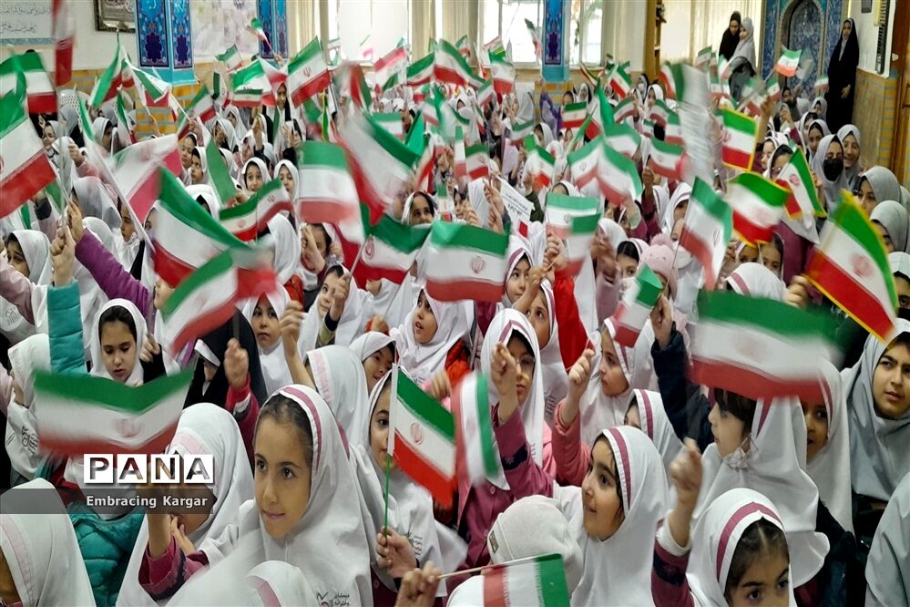 مدرسه شاهد حضرت زینب (س) آغاز دهه فجر را جشن گرفتند