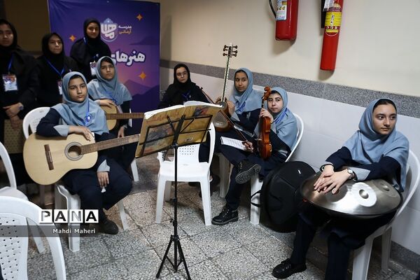 آیین نواختن گلبانگ انقلاب اسلامی با حضور وزیر آموزش و پرورش