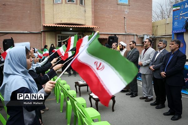 آیین نواختن گلبانگ انقلاب اسلامی با حضور وزیر آموزش و پرورش