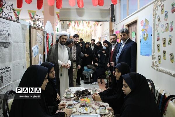 مراسم نواخته‌شدن زنگ انقلاب اسلامی و افتتاحیه نمایشگاه مدرسه انقلاب در اسلامشهر