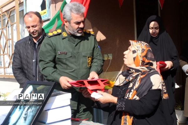 نواختن زنگ انقلاب در دبیرستان توحید گلوگاه