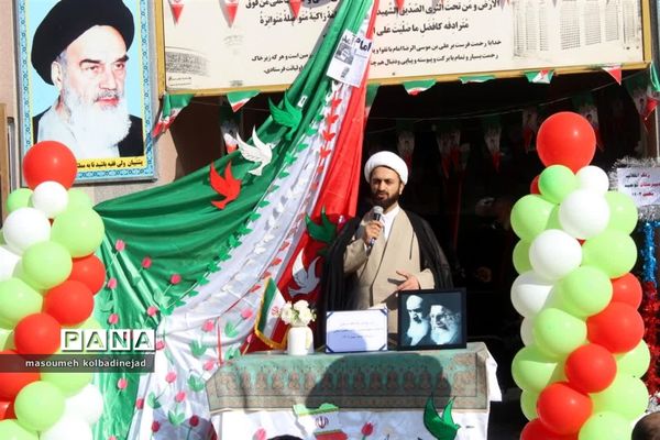 نواختن زنگ انقلاب در دبیرستان توحید گلوگاه