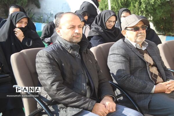 نواختن زنگ انقلاب در دبیرستان توحید گلوگاه