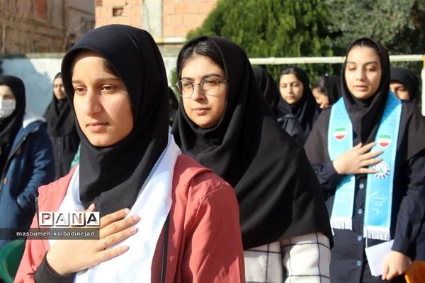 نواختن زنگ انقلاب در دبیرستان توحید گلوگاه
