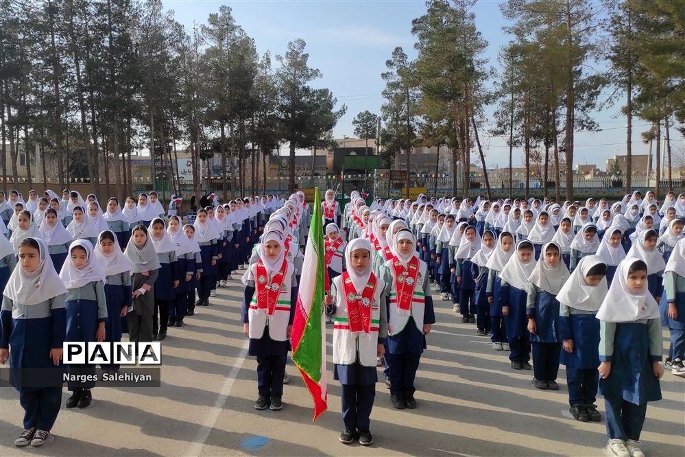 برگزاری مراسم نمادین زنگ انقلاب در منطقه امامزاده بادرود