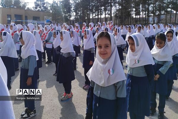 برگزاری مراسم نمادین زنگ انقلاب در منطقه امامزاده بادرود
