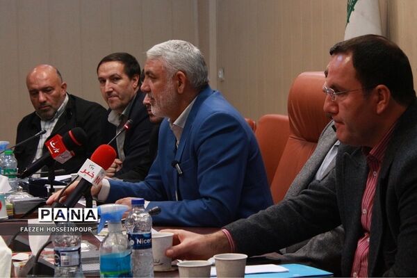 نشست صمیمی فرماندار شهرستان بهارستان با اصحاب رسانه