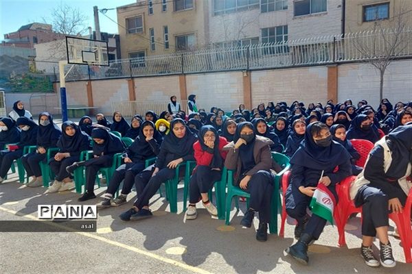 نواخته شدن زنگ انقلاب در دبیرستان دخترانه  خدیجه کبری( س)