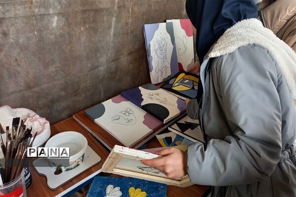 نمایشگاه هنر، با استقبال دانش‌آموزان مدرسه هیأت امنایی فرزانگان شهرستان ملارد