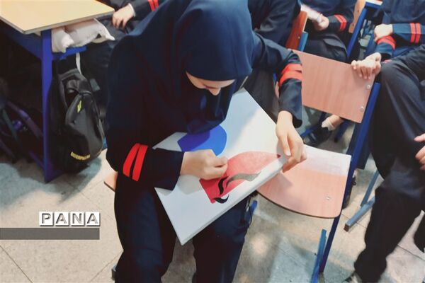 نمایشگاه هنر، با استقبال دانش‌آموزان مدرسه هیأت امنایی فرزانگان شهرستان ملارد