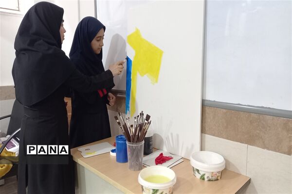 نمایشگاه هنر، با استقبال دانش‌آموزان مدرسه هیأت امنایی فرزانگان شهرستان ملارد