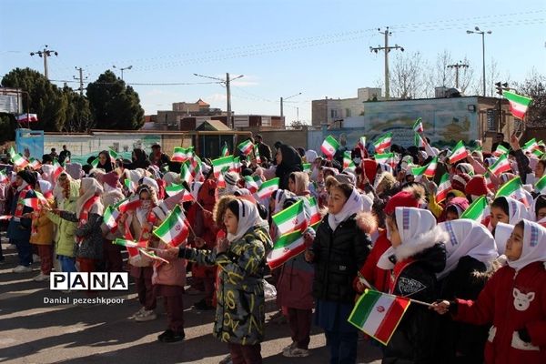 آیین نواختن زنگ انقلاب در مدارس شهرستان گلبهار