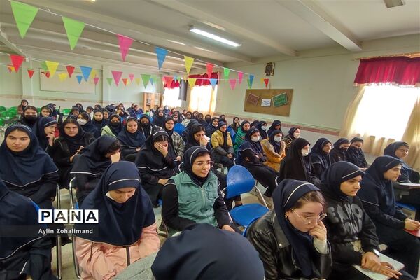 نشست ادبی در دبیرستان شاهد کوثر شهرستان رباط کریم