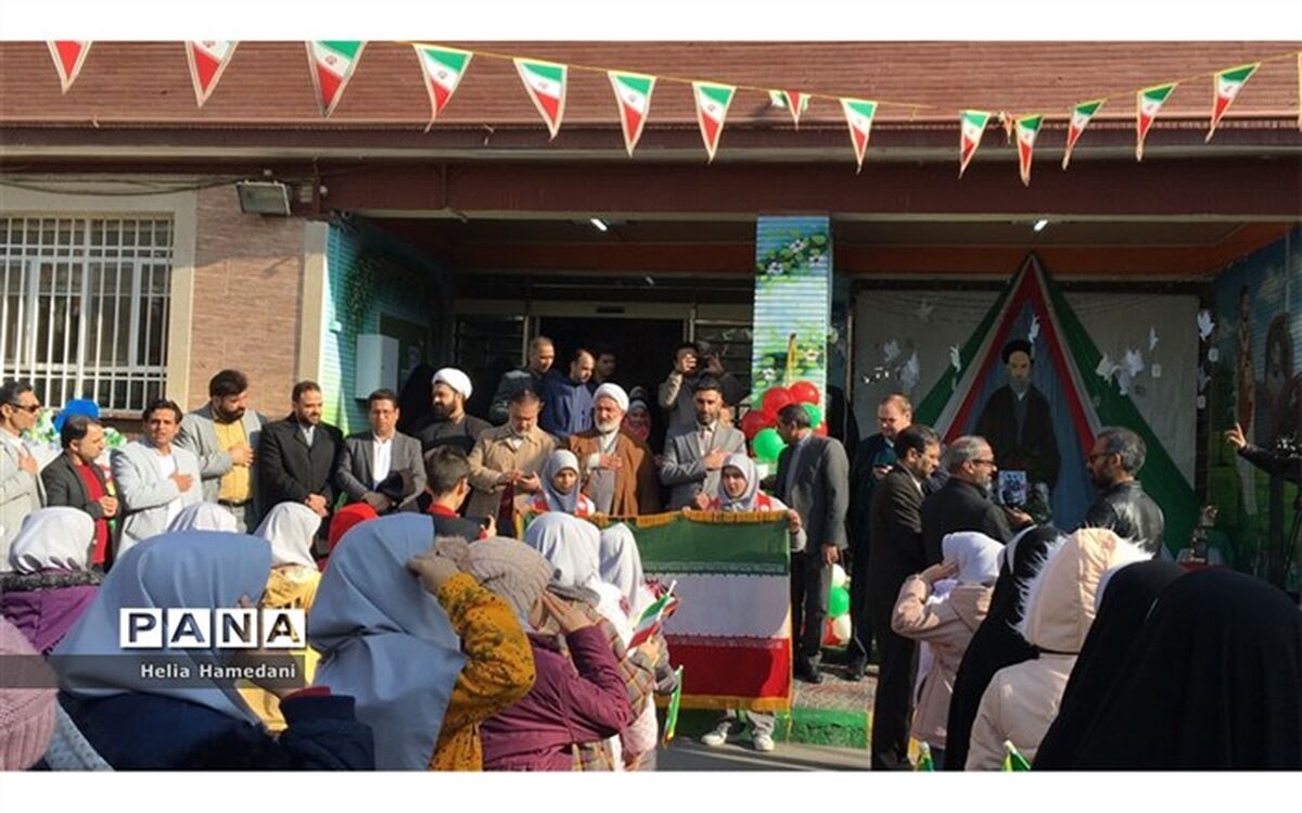 آیین نواختن زنگ انقلاب، روشنگر مسیر انقلاب اسلامی برای نسل جدید است
