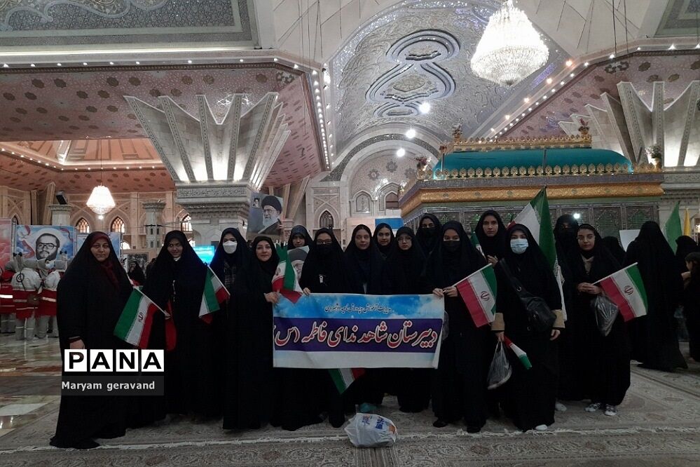 حضور دانش‌آموزان ناحیه دو شهرری در مرقد امام خمینی(ره) به مناسبت آغاز دهه مبارک فجر