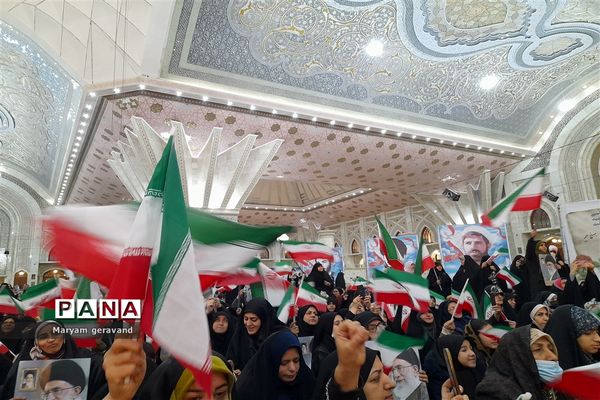 حضور دانش‌آموزان ناحیه دو شهرری در مرقد امام خمینی(ره) به مناسبت آغاز دهه مبارک فجر