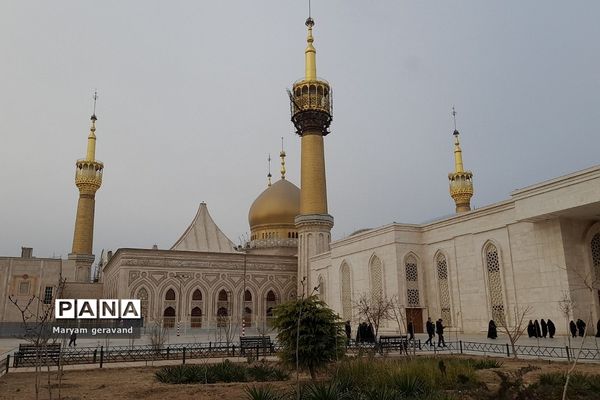 حضور دانش‌آموزان ناحیه دو شهرری در مرقد امام خمینی(ره) به مناسبت آغاز دهه مبارک فجر