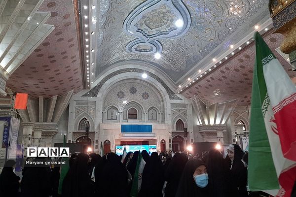 حضور دانش‌آموزان ناحیه دو شهرری در مرقد امام خمینی(ره) به مناسبت آغاز دهه مبارک فجر