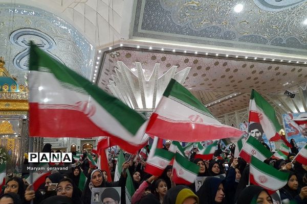 حضور دانش‌آموزان ناحیه دو شهرری در مرقد امام خمینی(ره) به مناسبت آغاز دهه مبارک فجر