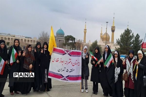 تجدید میثاق دانش آموزان و فرهنگیان منطقه ۵ با امام و آرمان‌های انقلاب