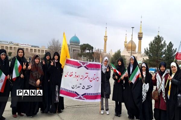 تجدید میثاق دانش آموزان و فرهنگیان منطقه ۵ با امام و آرمان‌های انقلاب