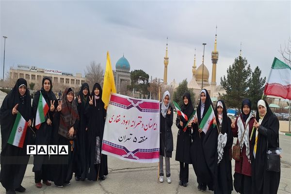 تجدید میثاق دانش آموزان و فرهنگیان منطقه ۵ با امام و آرمان‌های انقلاب