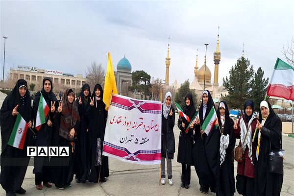 تجدید میثاق دانش آموزان و فرهنگیان منطقه ۵ با امام و آرمان‌های انقلاب