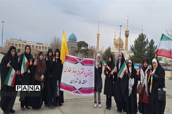 تجدید میثاق دانش آموزان و فرهنگیان منطقه ۵ با امام و آرمان‌های انقلاب