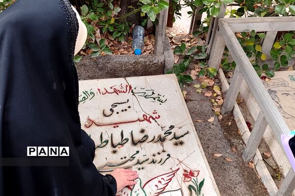 تجدید میثاق دانش آموزان و فرهنگیان منطقه ۵ با امام و آرمان‌های انقلاب