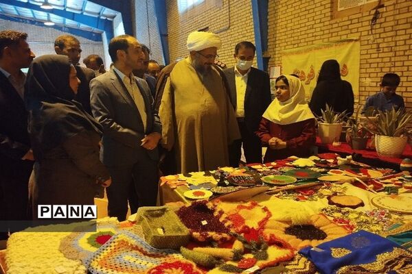 نمایشگاه دست سازه های دانش آموزان شهرستان حاجی آباد