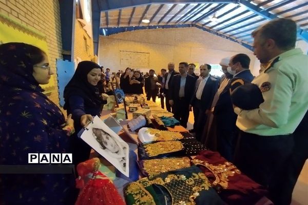 نمایشگاه دست سازه های دانش آموزان شهرستان حاجی آباد