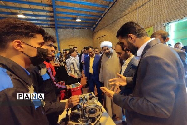 نمایشگاه دست سازه های دانش آموزان شهرستان حاجی آباد