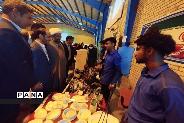نمایشگاه دست سازه های دانش آموزان شهرستان حاجی آباد