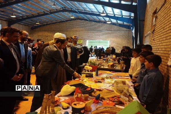 نمایشگاه دست سازه های دانش آموزان شهرستان حاجی آباد