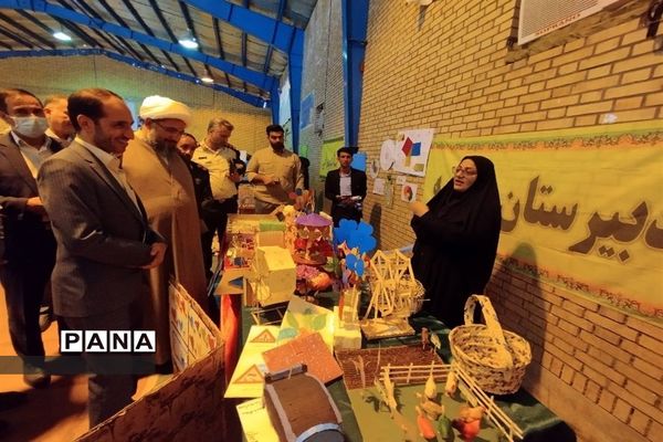 نمایشگاه دست سازه های دانش آموزان شهرستان حاجی آباد