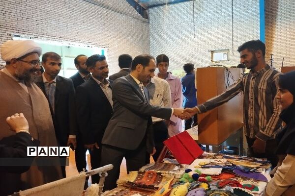 نمایشگاه دست سازه های دانش آموزان شهرستان حاجی آباد