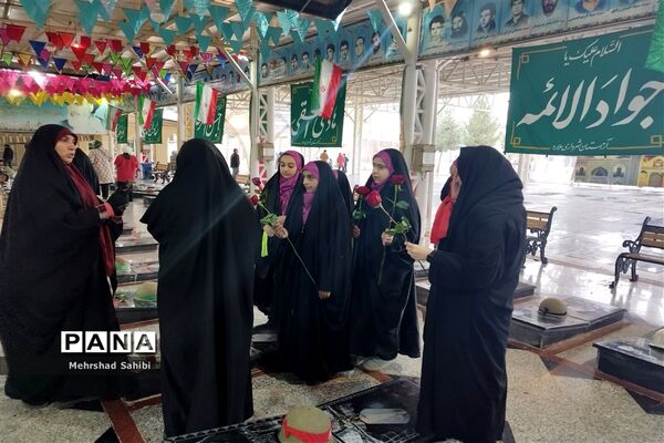 گلباران قبور مطهر شهدا به‌مناسبت دهه فجر در گلزار شهدای شهرستان ملارد