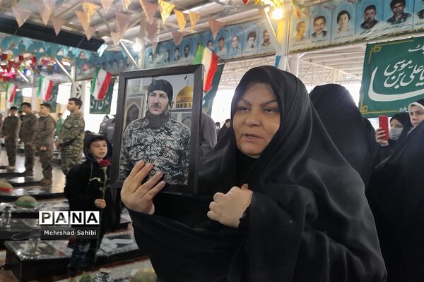 گلباران قبور مطهر شهدا به‌مناسبت دهه فجر در گلزار شهدای شهرستان ملارد