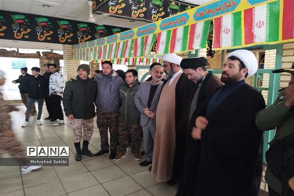 گلباران قبور مطهر شهدا به‌مناسبت دهه فجر در گلزار شهدای شهرستان ملارد