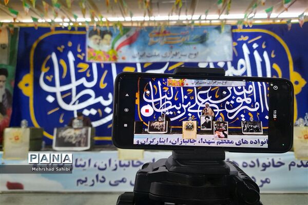 گلباران قبور مطهر شهدا به‌مناسبت دهه فجر در گلزار شهدای شهرستان ملارد
