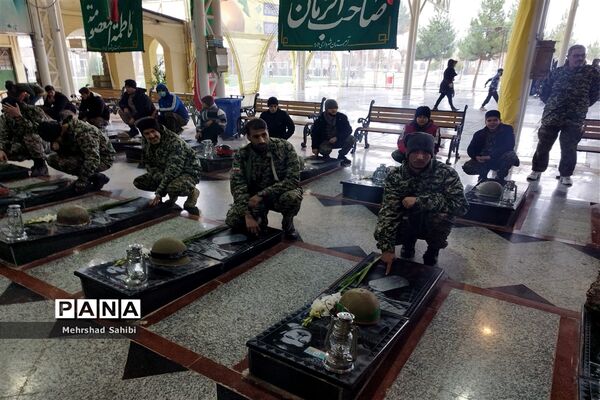 گلباران قبور مطهر شهدا به‌مناسبت دهه فجر در گلزار شهدای شهرستان ملارد