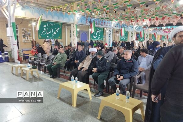 گلباران قبور مطهر شهدا به‌مناسبت دهه فجر در گلزار شهدای شهرستان ملارد