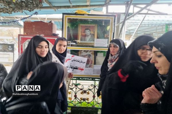 حضور دانش‌آموزان دبیرستان شهیده قزوینی منطقه ۱۳ در حرم مطهر