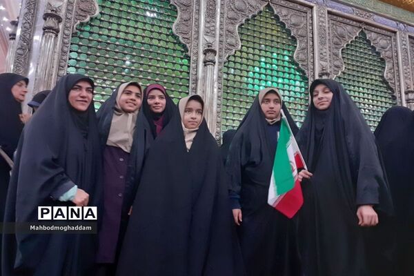 حضور دانش‌آموزان دبیرستان شهیده قزوینی منطقه ۱۳ در حرم مطهر