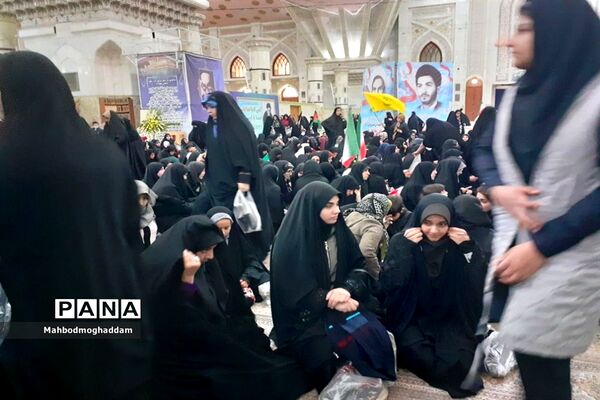 حضور دانش‌آموزان دبیرستان شهیده قزوینی منطقه ۱۳ در حرم مطهر