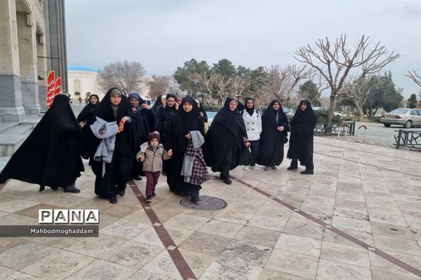 حضور دانش‌آموزان دبیرستان شهیده قزوینی منطقه ۱۳ در حرم مطهر